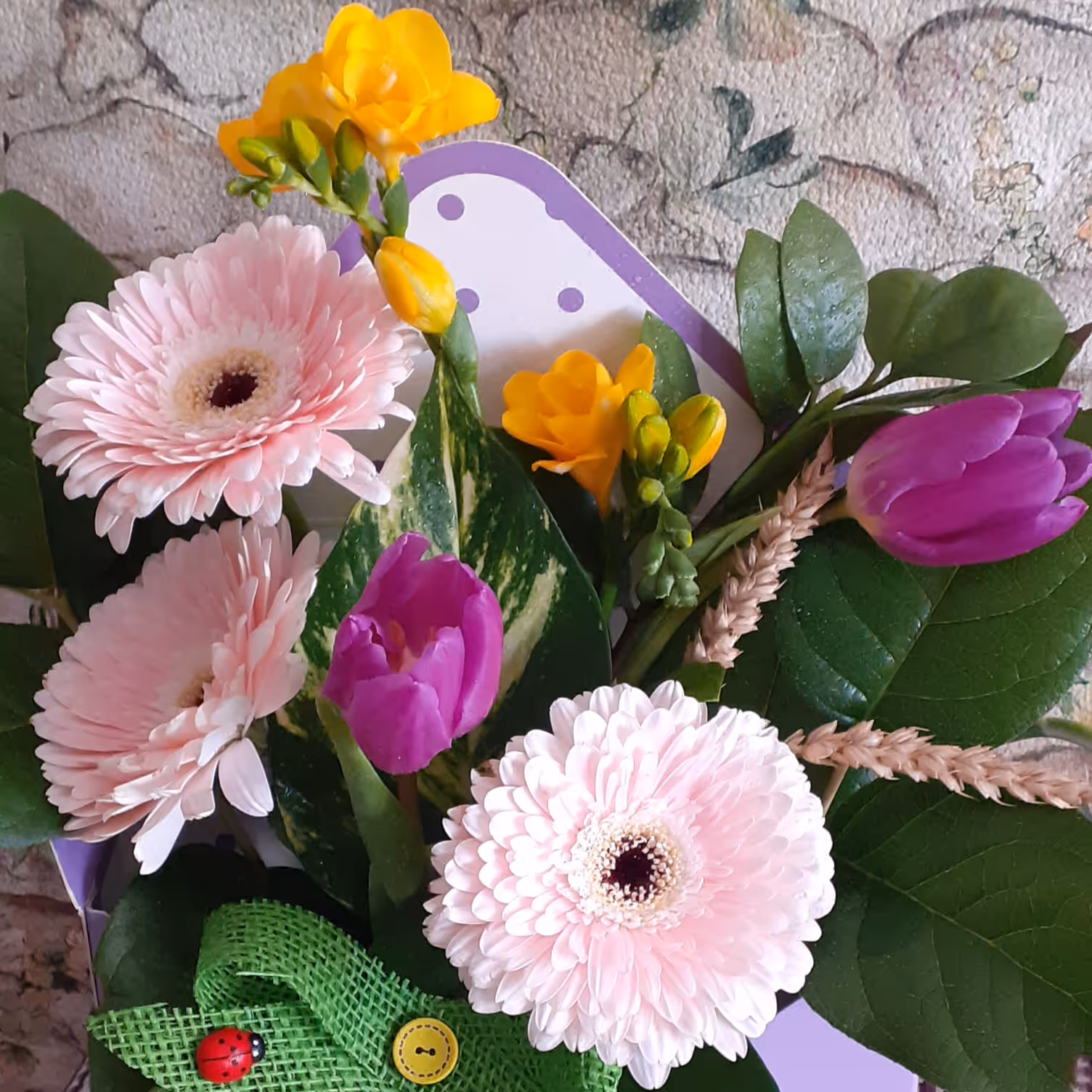 Aranjament floral in cutie plic