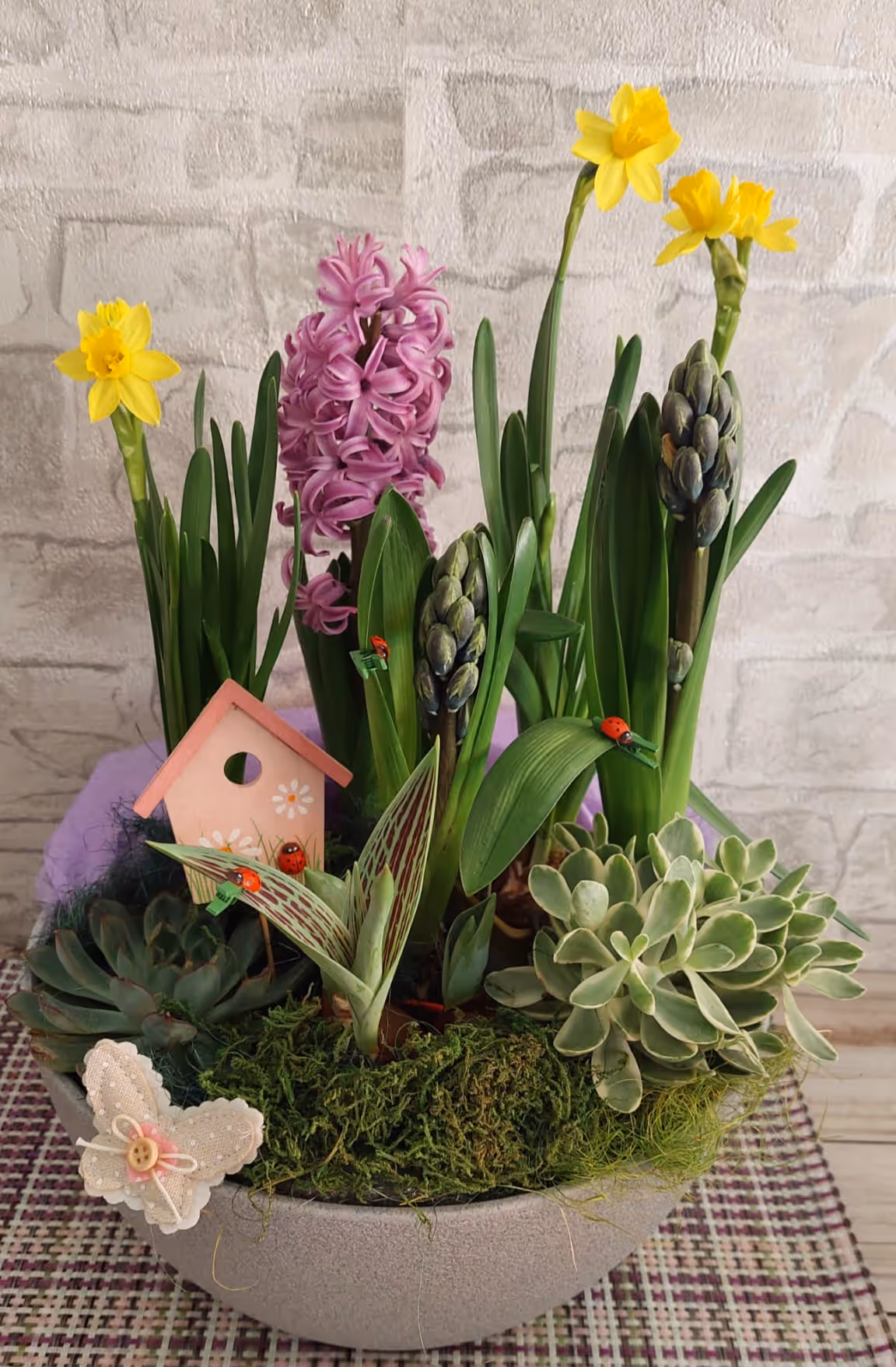 Aranjament Floral In Vas Cu Sistem De Udare